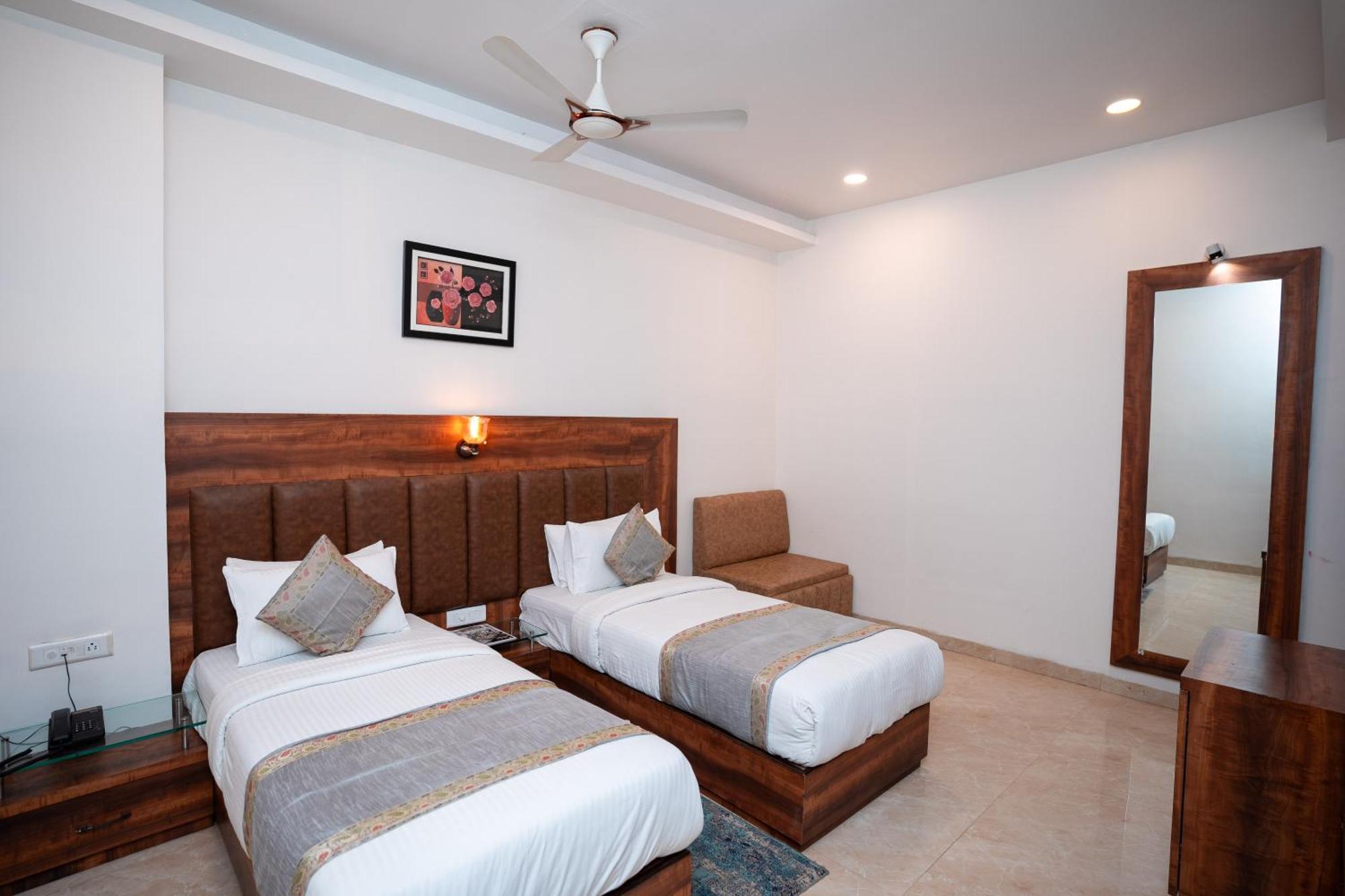 Hotel Radiance Courtyard พาราณสี ภายนอก รูปภาพ